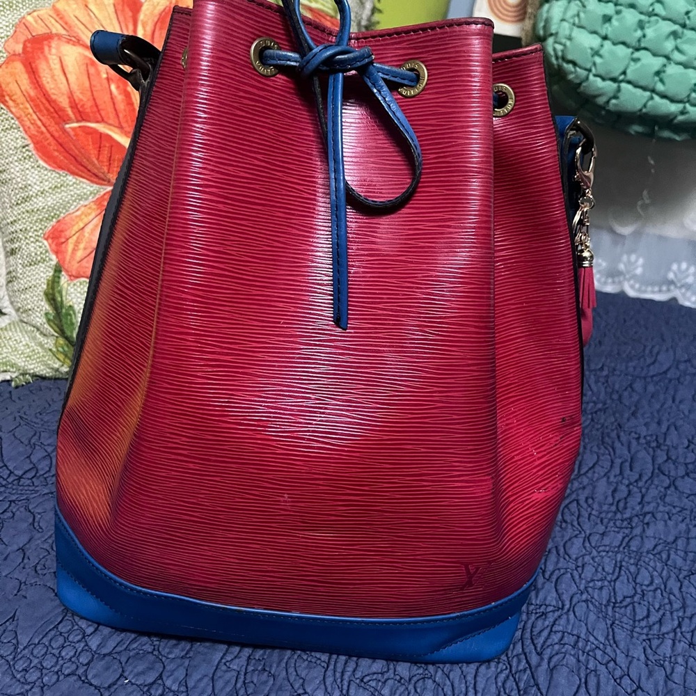 Louis Vuitton EPI Noe Red and Toledo Blue Bucket Bag - Picture 2 of 14